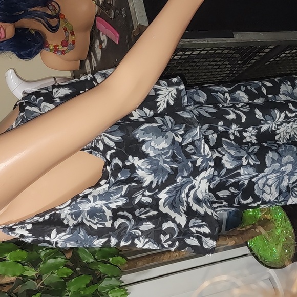 The Magic Of Stevie & Lindsay Black Floral Dress - Picture 4 of 9